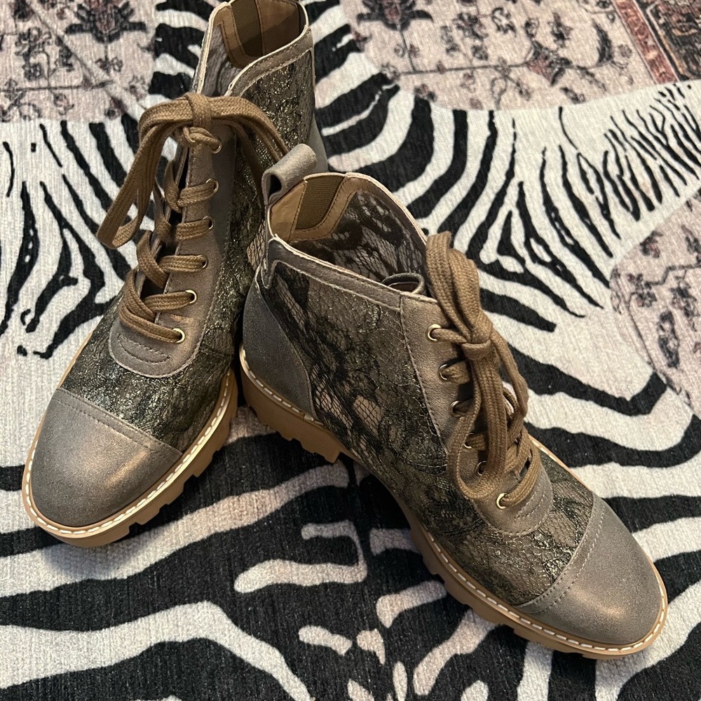 Lace up ankle boots with and leather